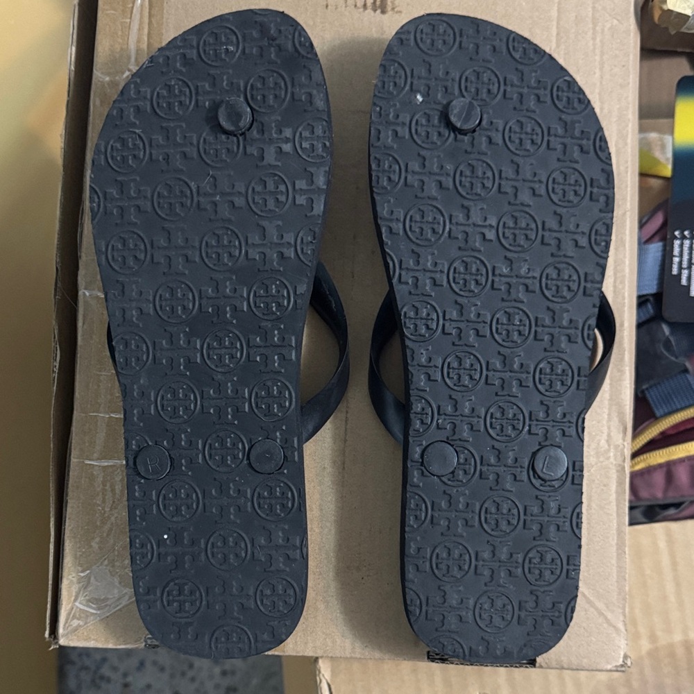 NEW Tory Burch Black and White Geometric Flip Flops (Worn Once) - Picture 5 of 5